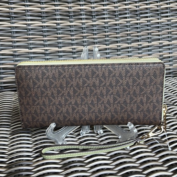 Michael Kors Jet Set Travel Large Travel CONTINENTAL 
Light Sage - Picture 13 of 16